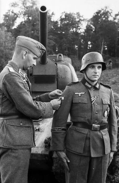Немецкий солдат получает значок истребителя танка