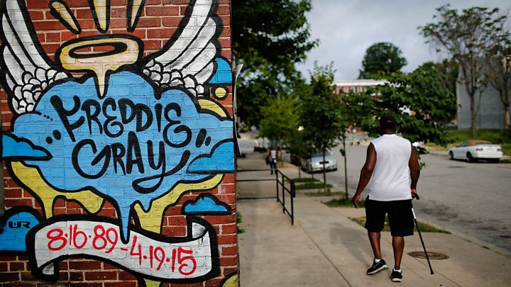 Заголовок изображения Фредди Грей отмечен росписью в Балтиморе   Отчет министерства юстиции США обвинил полицию в городе Балтимор в систематической дискриминации черных людей и применении чрезмерной силы