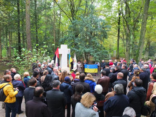 Это очень важно для нас всех - ведь только там, где помнят погибших, есть те, кто защищает живых », - объясняет председатель Украинского института национальной памяти Владимир Вятрович
